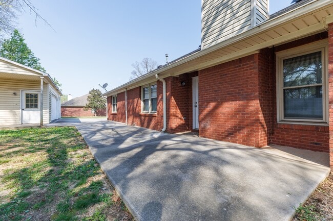 Building Photo - 102 Bordeaux Ln