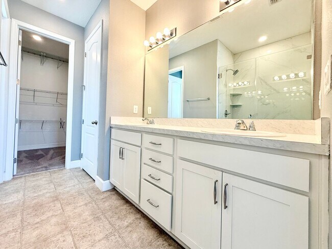 Building Photo - Lifestyle upgrade: Sleek 3Bedrooms/2Baths home in Leesburg’s Seasons at Hillside!