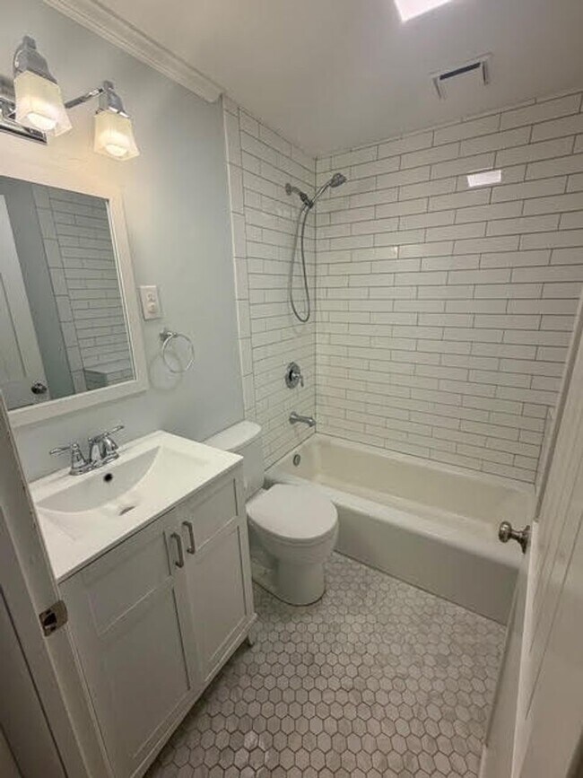 Building Photo - Charming 4BR/2BA House w/ Fenced back yard!