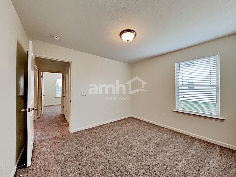 Building Photo - 123 Farmbrook Ct