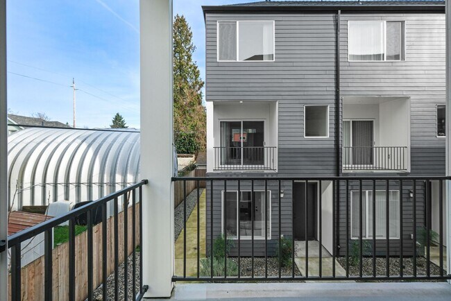 Building Photo - Vancouver Townhouses - Get 1 Month Free!