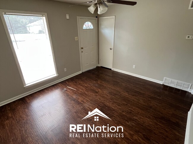 Building Photo - COZY & CLEAN! 3BR Memphis Value | Hardwoods & Open Kitchen | Fenced Yard!