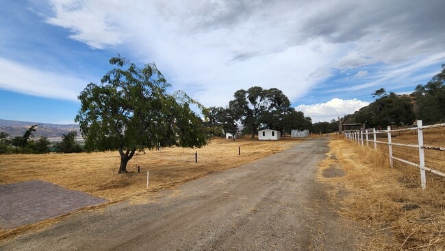 Building Photo - 18400 Pellisier Rd