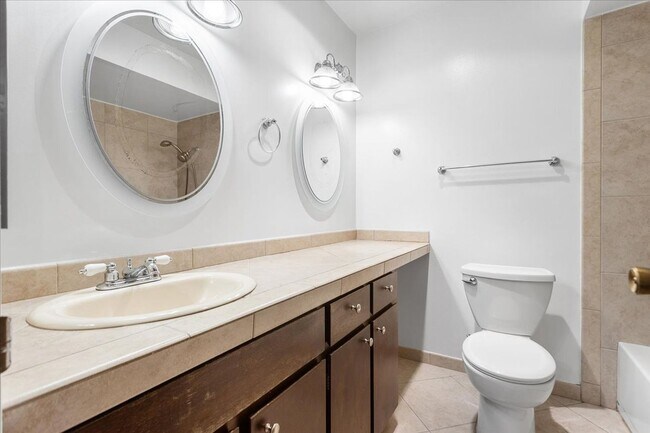 Building Photo - 2101 Shoreline Dr