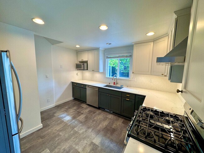 Building Photo - Cozy Ballard Retreat: 2-Bed, 2-Bath Home with Office & Wet Bar