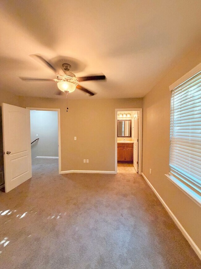 Building Photo - Modern 3/3 Condo | Prime Tallahassee Location
