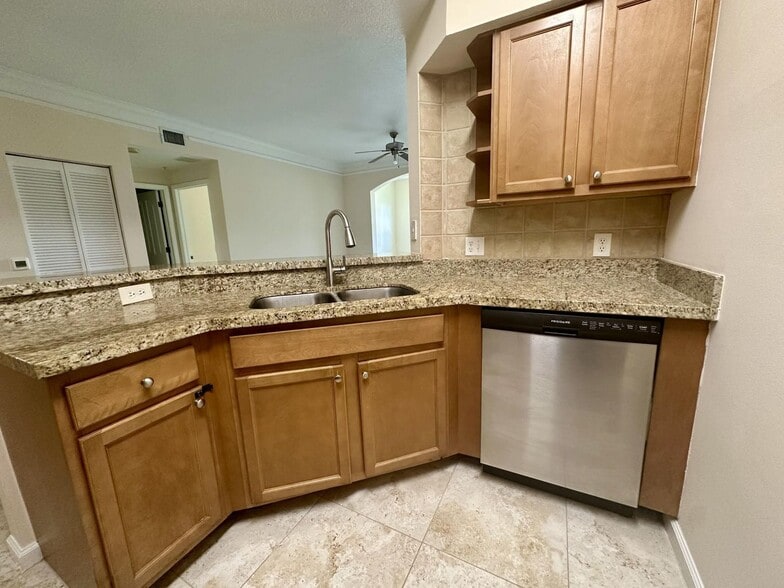 Building Photo - 9901 Baywinds Dr