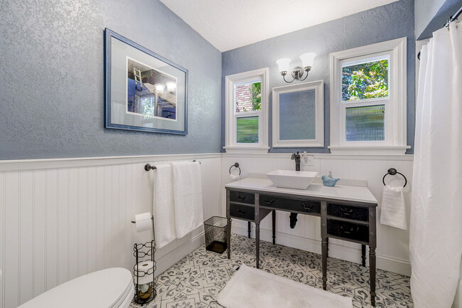 Main Bathroom - 1654 Verda St