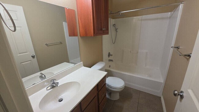 Building Photo - 3 bed 2 bath & bonus room - 2 car garage - Pool and playground