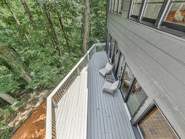 Building Photo - 120 Huntcliff Point NE