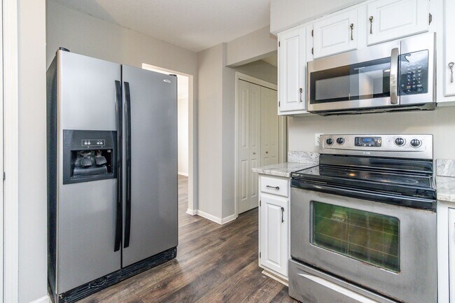 Building Photo - Beautiful Colonial Style Contemporary Home in South Columbia!