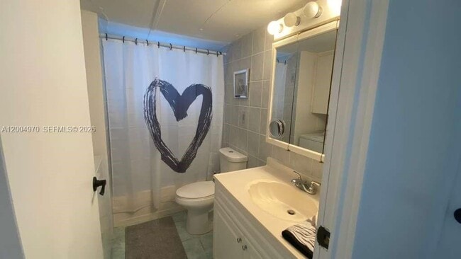 Building Photo - 219 W Lake Dr