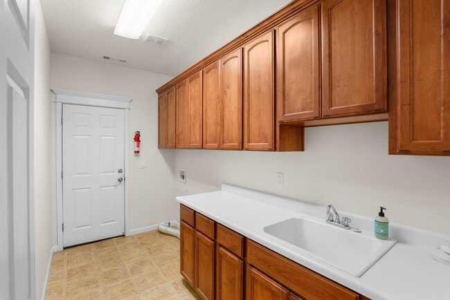 Building Photo - 6400 Rogue River Dr