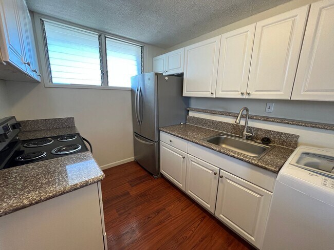 Building Photo - Woodrose (Honolulu) - Basic cable/electricity included!! 2 bedroom, 1.5 bathroom, 1 parking