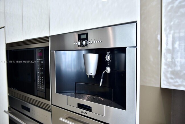 Building Photo - 17475 Collins Ave