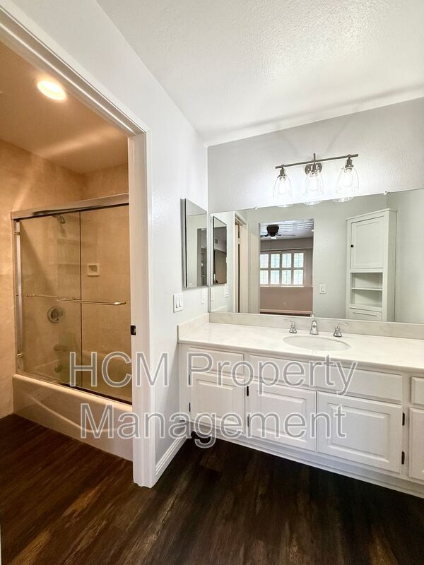 Building Photo - 611 Springbrook N