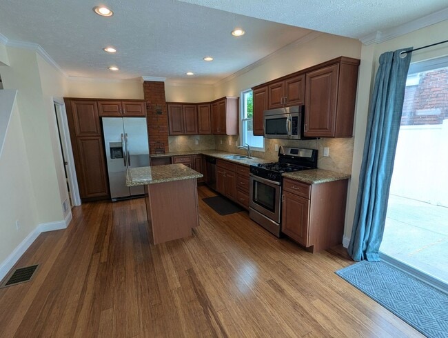 Building Photo - Spacious 2 Bedroom, 2.5 Bathroom Single Fa...