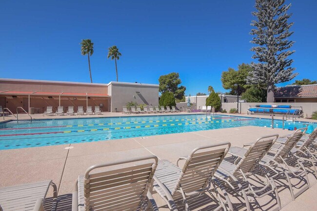 Building Photo - 10537 W La Jolla Dr