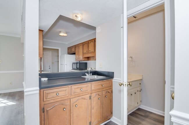 Building Photo - 2 Bed Townhouse!