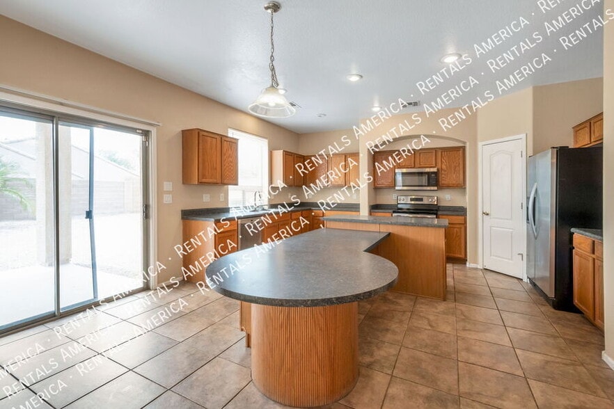 Building Photo - 629 E Saddle Way