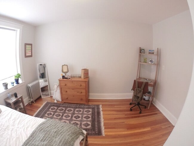 Building Photo - Charming 4 Bedroom-No Broker  Fee