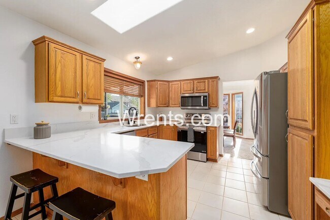 Building Photo - Beautiful 6 bed Highly Desirable Colbert Area!