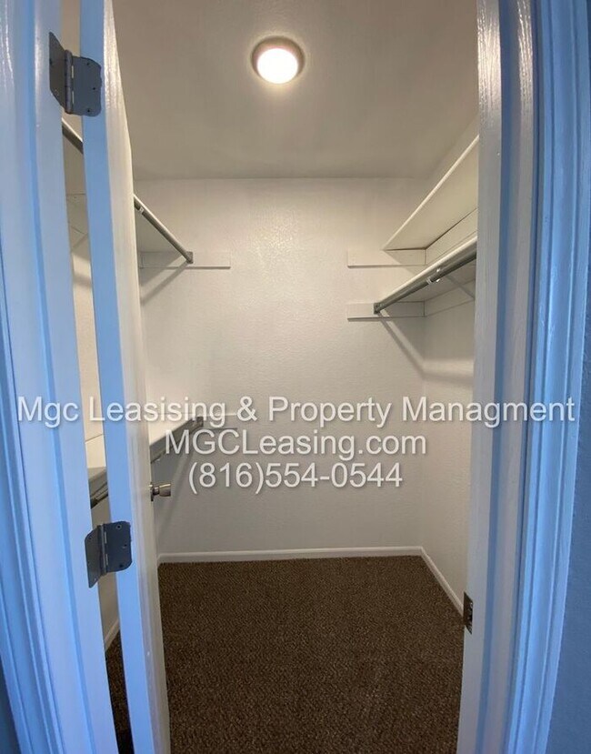 Building Photo - Superior Location in the heart of Blue Springs!