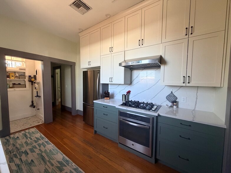 Building Photo - 921 W Alameda St