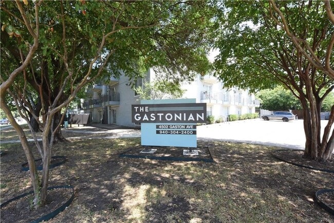 Primary Photo - Charming 3rd floor condo located in gated community with a pool!