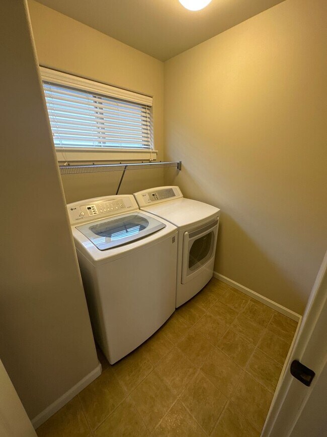 Building Photo - NE 3 Bdrm, 2.5 Bath 1450 sq ft House w/AC and Gas Heat,  All Appliances, Dbl Garage