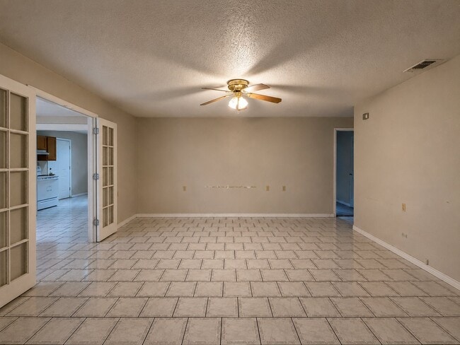Building Photo - 712 Edgewood Cir