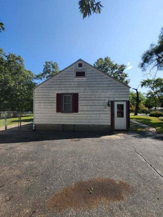 Building Photo - Spacious Ranch