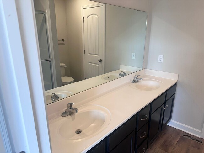 Building Photo - 3 Bed | 2.5 Bath | 2 Car Garage Townhome in Grain Valley w/ Special