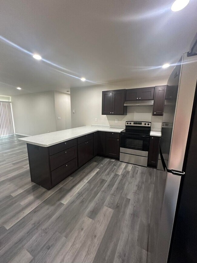 Building Photo - 3 Bedroom Duplex