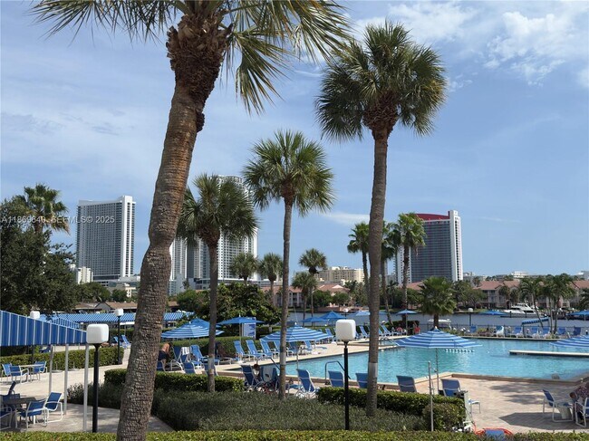 Building Photo - 2500 Parkview Dr