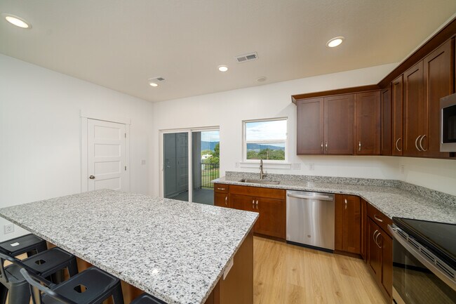 Building Photo - The Savvy Six