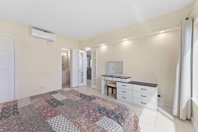 Building Photo - 1041 Hillsboro Mile