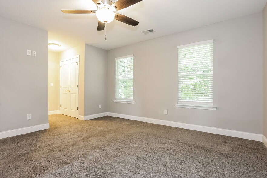 Building Photo - 2105 Brentwood Cove