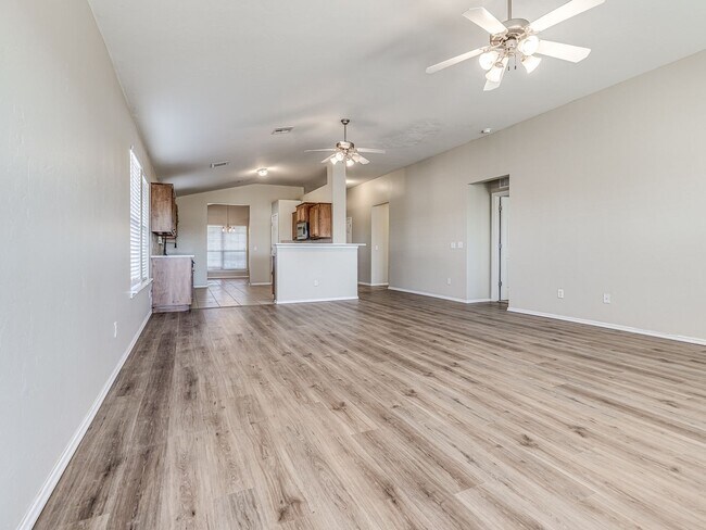 Building Photo - Updated home in Edmond + 3 bed + 2 bath
