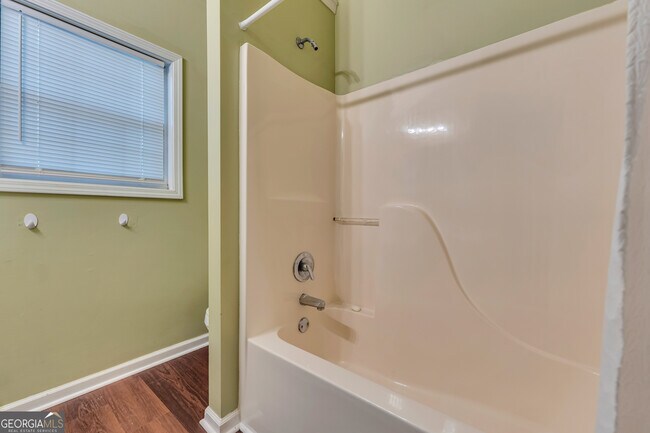 Building Photo - 1510 Twin Manor Dr