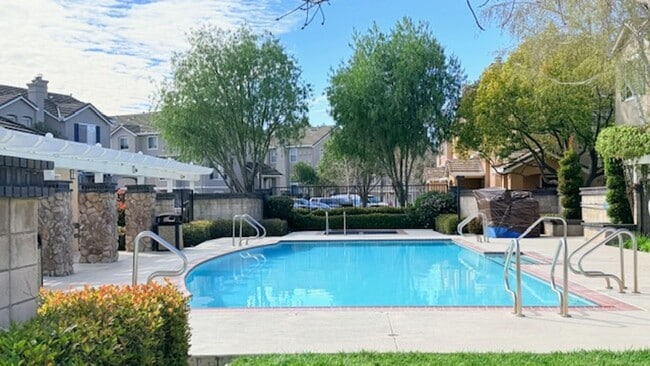 Building Photo - Beautiful 3BD/2.5BA, Multi-Level Townhome in the Shadowhawk Community in Danville- Available NOW!