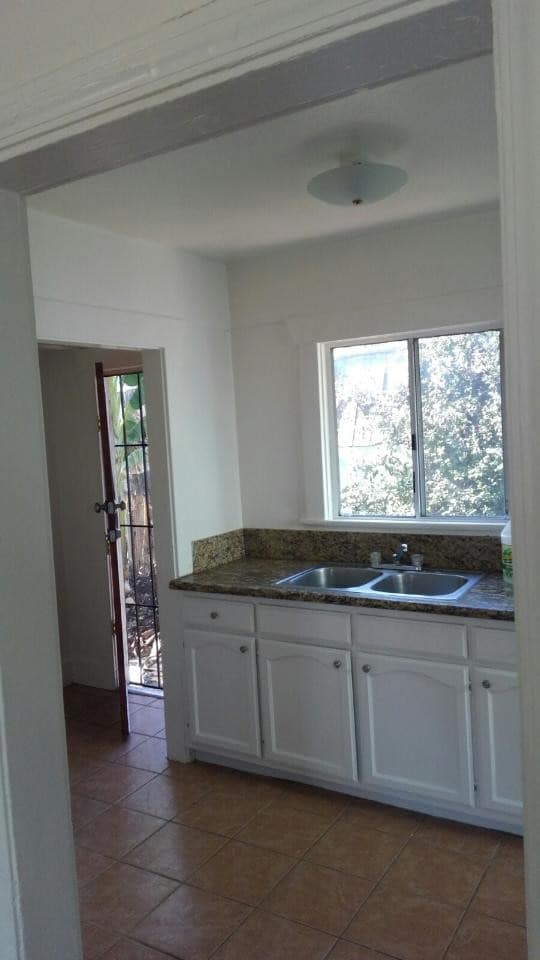 Building Photo - 1271 N Berendo St