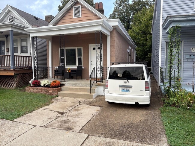 Building Photo - 2756 Latonia Ave