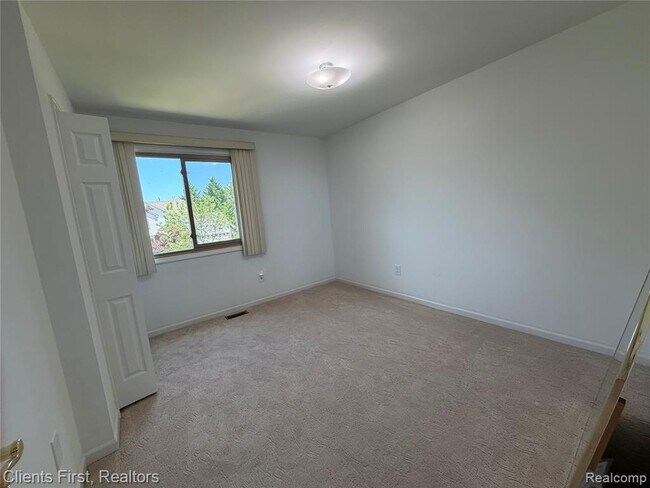 Building Photo - 7043 Foxridge Dr