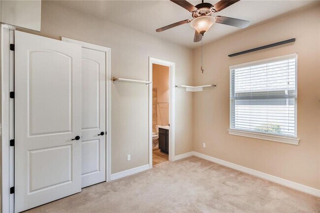 Building Photo - Stunning Single Story in Falconhead West!