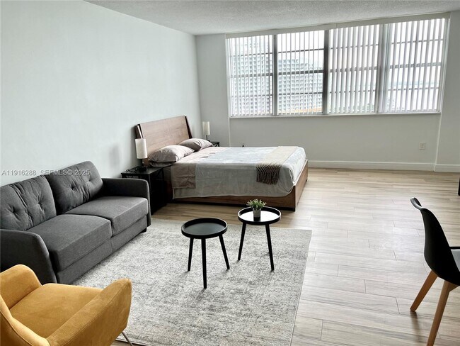 Building Photo - 801 Brickell Bay Dr