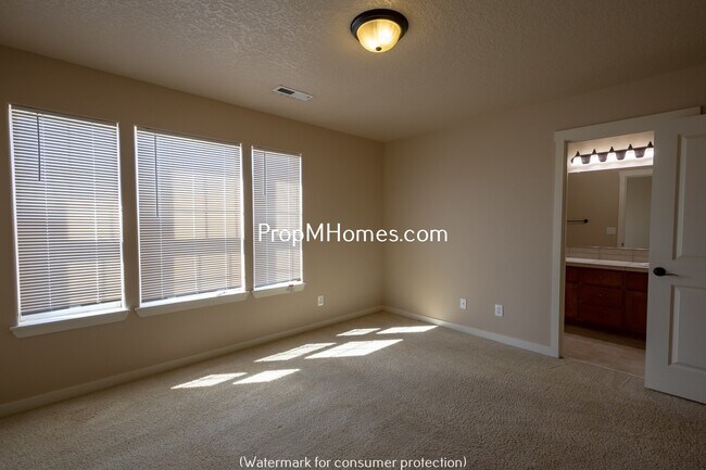 Building Photo - Three Bedroom Townhome in Great Canby Neighborhood!