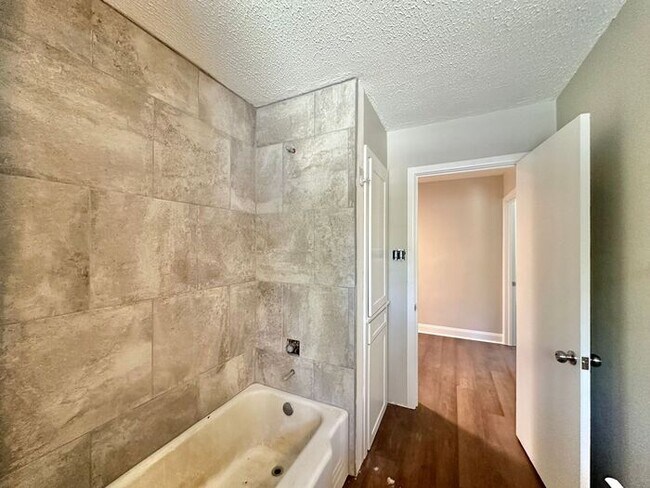 Building Photo - Newly Remodeled 4 Bedroom 2 Bath in Tyler!