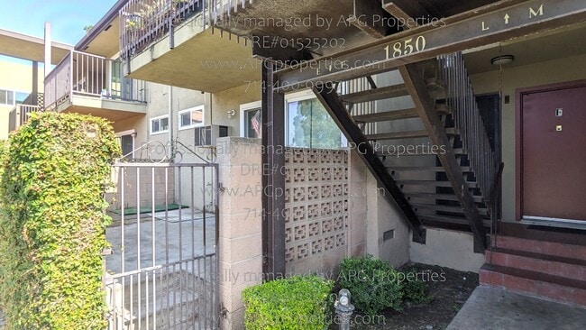 Building Photo - 1850 W Greenleaf Ave