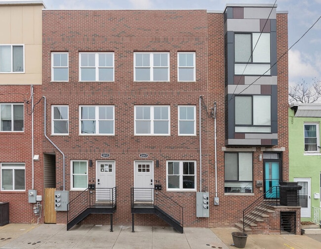 Building Photo - 2057 E Rush St